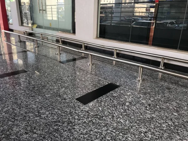 Alışveriş arabalarını hizada tutmak için paslanmaz çelik raylar. Böylece müşteriler satın almak için disiplinli bir yol seçebilecekler.