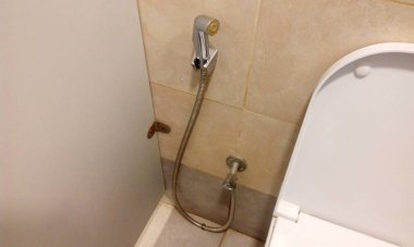 Banyo odası sıhhi tesisatı. Sprey hortum bidonları gibi resimler. İnsan günlük içeceği ve temizlik amacı için tetikleyici.