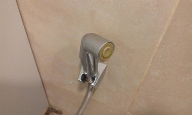 Banyo odası sıhhi tesisatı. Sprey hortum bidonları gibi resimler. İnsan günlük içeceği ve temizlik amacı için tetikleyici.