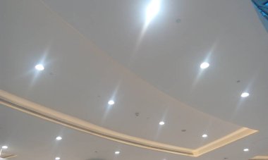 Emulsiyon askıya alınmış alçıtaşı sahte tavanı ve bir alışveriş merkezi veya ticari kamu binası için alçı taşı koylarını boyadı