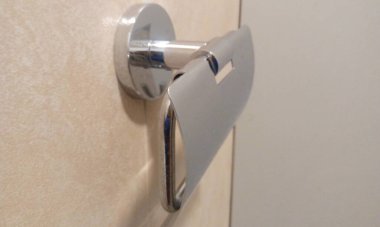 Hijyenik tesisat ya da banyo montajı. Parlak krom kaplama kağıt tutacağı bir lavaboya ya ya da banyoya monte edilmiş.