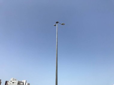 10 metre yüksekliğinde elektrik direği açık araba parkı için daha iyi ışıklandırma deneyimi için iki adet projektör ışığı taşır ve araçların otoyol hareketleri için tasarlanabilir.