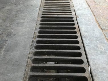 Kanal ızgaraları bir araba temizleme yerinde boşaltma amacıyla tütsülenmiş demir malzemelerden yapılır. Böylece kirli su bu parmaklıklardan geçerek kanalizasyona akar.