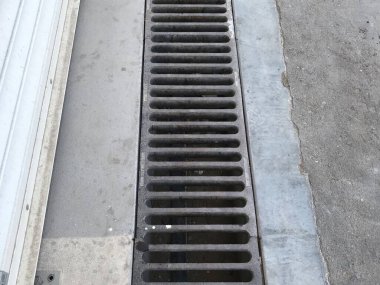 Kanal ızgaraları bir araba temizleme yerinde boşaltma amacıyla tütsülenmiş demir malzemelerden yapılır. Böylece kirli su bu parmaklıklardan geçerek kanalizasyona akar.