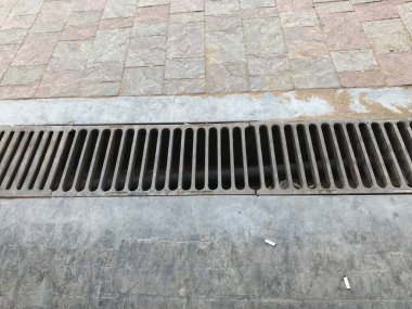 Kanal ızgaraları bir araba temizleme yerinde boşaltma amacıyla tütsülenmiş demir malzemelerden yapılır. Böylece kirli su bu parmaklıklardan geçerek kanalizasyona akar.