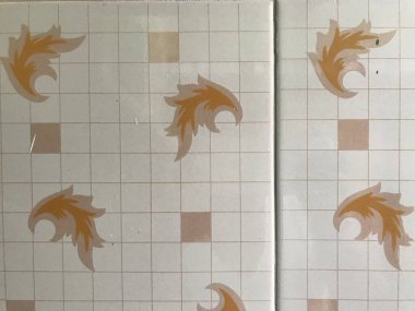 Bir konut binasının duvar döşeme işleri için seramik fayansların üzerine renkli baskı tasarımı inşaat işleri ve çimento harcı ile yapıştırılmış