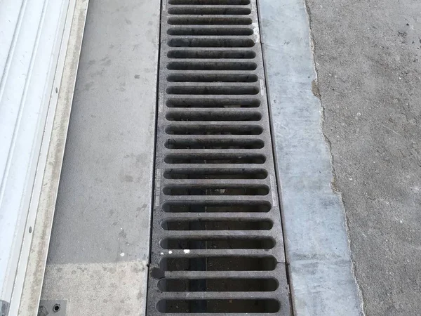 Kanal ızgaraları bir araba temizleme yerinde boşaltma amacıyla tütsülenmiş demir malzemelerden yapılır. Böylece kirli su bu parmaklıklardan geçerek kanalizasyona akar.