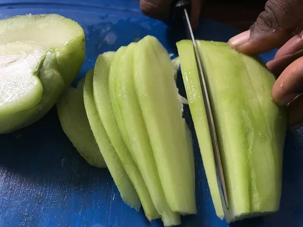 チャウ野菜は台所で調理するために切られてるキュウリのような梨の形をしたヒョウタンファミリー — ストック写真