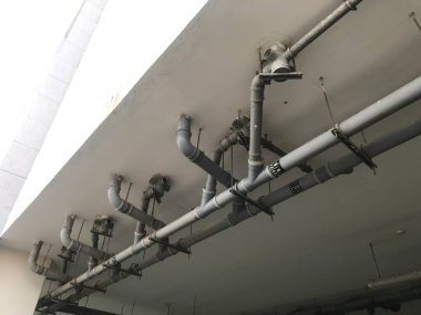 PVC Tesisat, tuvalet ve banyo için çalışıyor beton döşeme altında dirsek tee bağlantısı vb gibi tesisatlarla inşa edilmiş.