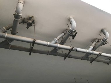 PVC Tesisat, tuvalet ve banyo için çalışıyor beton döşeme altında dirsek tee bağlantısı vb gibi tesisatlarla inşa edilmiş.