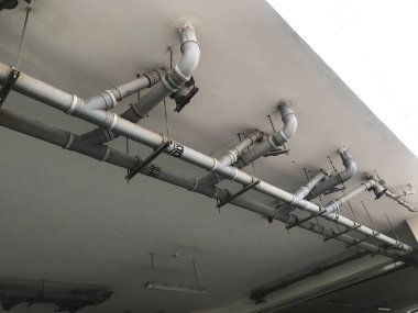 PVC Tesisat, tuvalet ve banyo için çalışıyor beton döşeme altında dirsek tee bağlantısı vb gibi tesisatlarla inşa edilmiş.