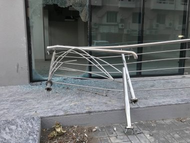 Birisi ticari bir alışveriş merkezinden bir şeyler çalmak için sertleştirilmiş cam bölme ve paslanmaz çelik korkuluk kırmış.