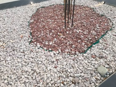 Beş yıldızlı bir otel girişinin isim tahtasına renkli çakıl taşları ya da toplamlar doldurulmuş.