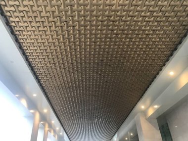 Alçıtaşı sahte tavan tasarımı. Otel portico giriş alanı için Altın Metal renkli dekoratif çatı paneli.
