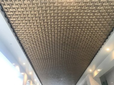 Alçıtaşı sahte tavan tasarımı. Otel portico giriş alanı için Altın Metal renkli dekoratif çatı paneli.