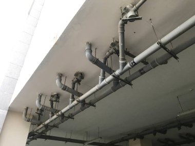 PVC Tesisat, tuvalet ve banyo için çalışıyor beton döşeme altında dirsek tee bağlantısı vb gibi tesisatlarla inşa edilmiş.