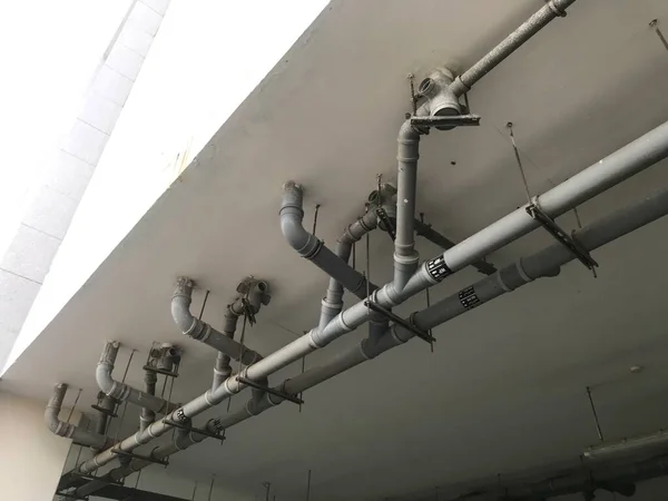 PVC Tesisat, tuvalet ve banyo için çalışıyor beton döşeme altında dirsek tee bağlantısı vb gibi tesisatlarla inşa edilmiş.