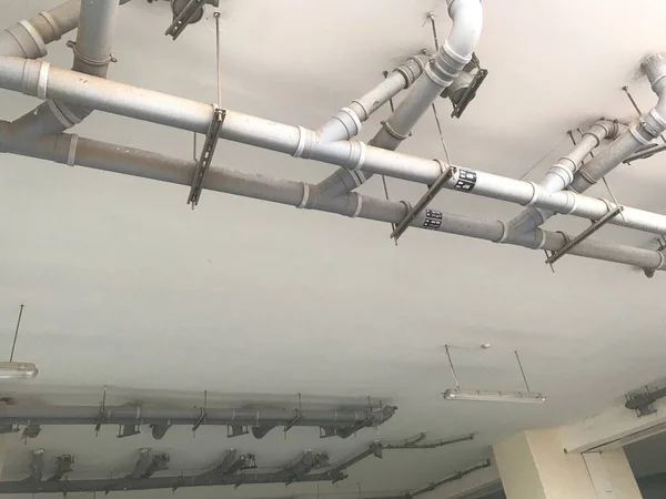 PVC Tesisat, tuvalet ve banyo için çalışıyor beton döşeme altında dirsek tee bağlantısı vb gibi tesisatlarla inşa edilmiş.