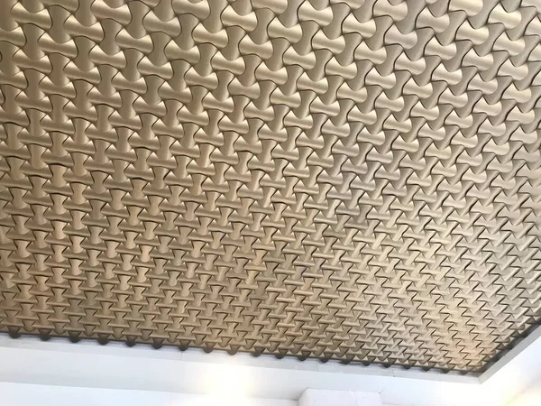Alçıtaşı sahte tavan tasarımı. Otel portico giriş alanı için Altın Metal renkli dekoratif çatı paneli.