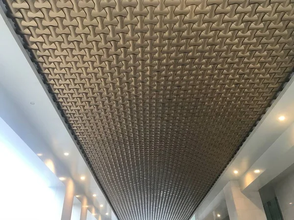 Tynk Sufit Podwieszany Projekt Złotym Metalowym Kolorem Dekoracyjny Panel Dachowy — Zdjęcie stockowe