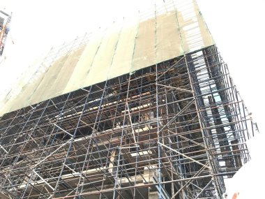 Bina inşaatı devam ediyor. Yüklenmiş vinç ve müşteriye ulaştırmak için somutlaştırma, güçlendirme ve iskele gibi faaliyetler kullanılıyor.