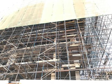 Bina inşaatı devam ediyor. Yüklenmiş vinç ve müşteriye ulaştırmak için somutlaştırma, güçlendirme ve iskele gibi faaliyetler kullanılıyor.