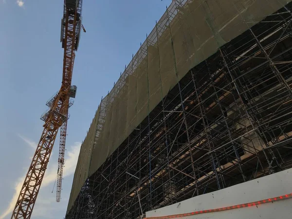 Projeto Construção Está Andamento Com Atividades Guindaste Elevação Rede Segurança — Fotografia de Stock