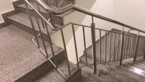 钢制防火楼梯用镀铬不锈钢手扶手 内部用花岗岩制成 用于高层建筑的台阶升降和中地板材 — 图库视频影像