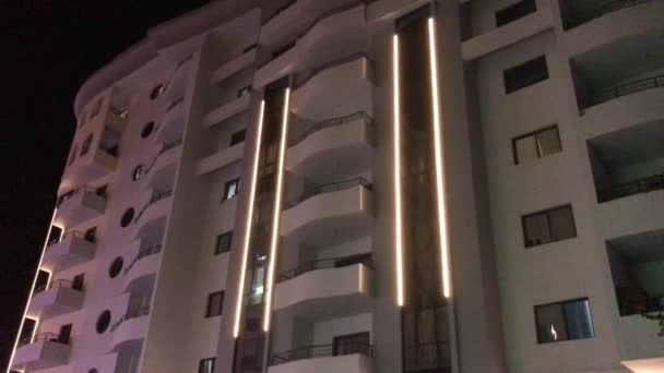 Luces Led Con Movimiento Vertical Sobre Edificio Residencial Gran Altura — Vídeo de stock