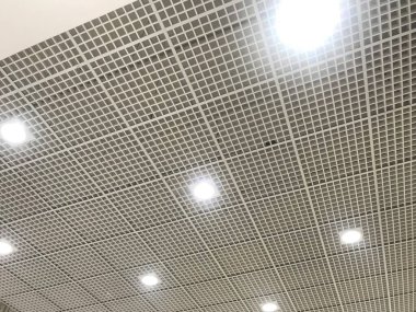 Alçıtaşı ve Makro ızgarası bitti. Çekici ışıkları eşit aralıklarla ve bir alışveriş merkezinin iç kısımlarında geniş açık alanda.