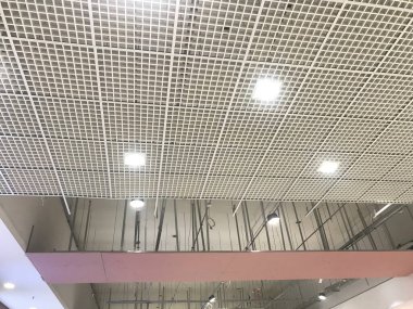Alçıtaşı etrafındaki makro şebeke sahte tavanı, pembe alçı taşı kanalı kürkünü destekleyen ve başlıklı çubuğu ortaya çıkaran işlem sırasında tamamlandı