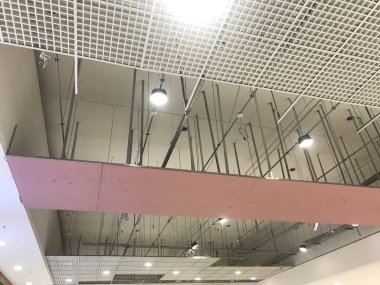 Alçıtaşı etrafındaki makro şebeke sahte tavanı, pembe alçı taşı kanalı kürkünü destekleyen ve başlıklı çubuğu ortaya çıkaran işlem sırasında tamamlandı