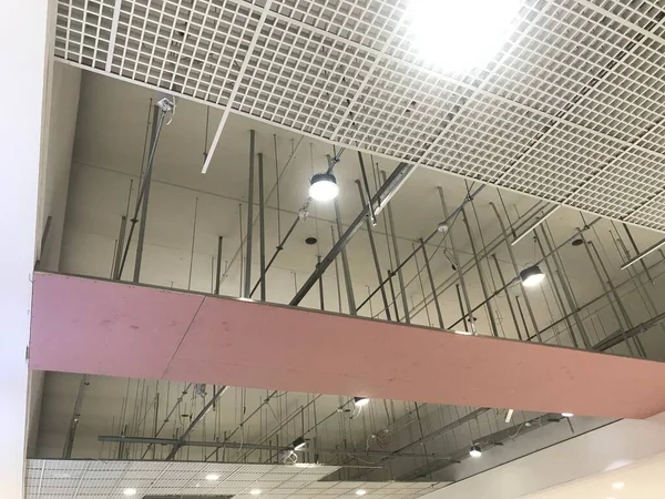 マクログリッドピンク石膏ボードを公開進行中の進捗状況の下で終了石膏の周りの偽の天井サポートし スレッドロッド — ストック写真