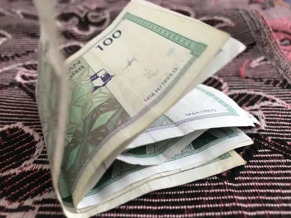 Battaniyenin üzerine katlanmış Umman Sultanlığı 'nın 100 baisa' lık banknotunun görüntülerini kapat.