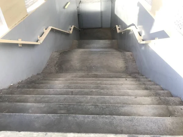 Yaya Geçitlerinin Ana Yoldan Anayoldan Geçmesi Için Metro Merdivenlerinden Geçişi — Stok fotoğraf
