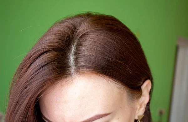 El pelo en la cabeza de una mujer de cerca. Color marrón pelo de . — Foto de Stock