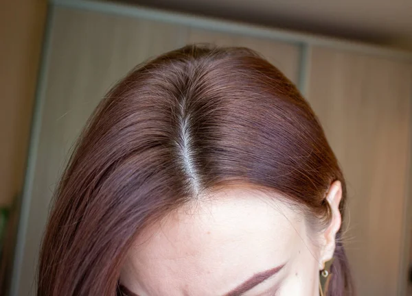 Cabelo em uma cabeça de mulher close-up. Cabelo cor marrom de . — Fotografia de Stock