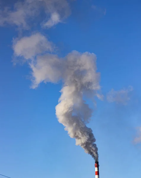 Rook uit de schoorsteen van de Hak in de winter — Stockfoto