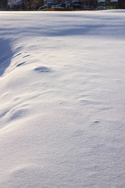 Muchas pistas en el claro cubierto de nieve, caminos en la nieve, prado cubierto de nieve —  Fotos de Stock