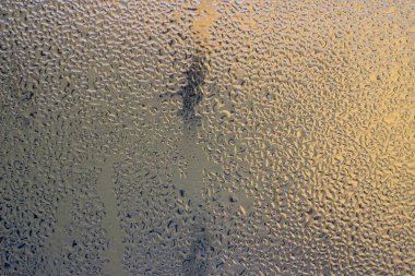 Camdaki sis yüzünden. Pencerenin dışında bir sabah. Yağmurlu hava Arkaplanı.