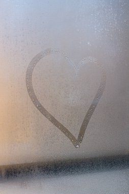 Kalp sisli camda. Pencerenin dışında bir sabah. Sevgi. Aşk ilanı. Arkaplan.