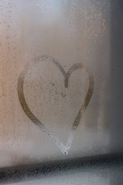 Kalp sisli camda. Pencerenin dışında bir sabah. Sevgi. Aşk ilanı. Arkaplan.