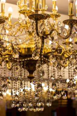 Rusya 'daki Kemerovo tiyatrosunda güzel bir avize. Tiyatroya gidiyorum.