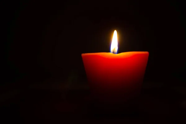 孤立在黑色背景上的蜡烛烧的特写 — 图库照片