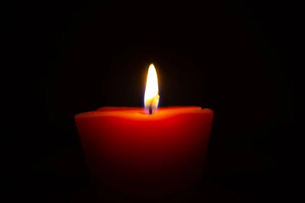 Fechar a vela queimando isolado no fundo preto — Fotografia de Stock