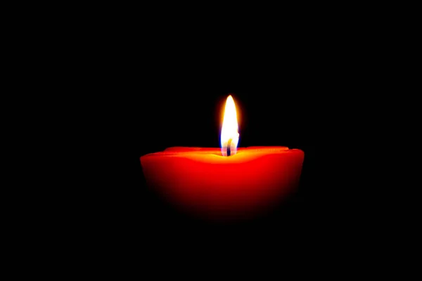 Nahaufnahme brennender Kerze isoliert auf schwarzem Hintergrund — Stockfoto