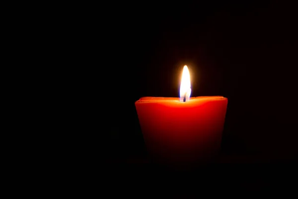 Closeup αναμμένο κερί που απομονώνονται σε μαύρο φόντο — Φωτογραφία Αρχείου
