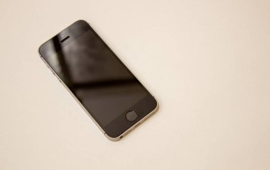 beyaz arkaplanda izole edilmiş modern dokunmatik ekran akıllı telefon