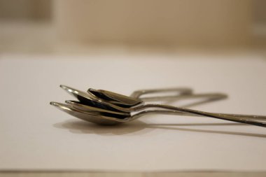 Kaşıklar beyaz arka planda izole edilmiş. Beyaz arkaplanda çatal bıçak takımı