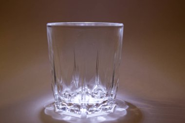 Votka için shot bardakları. Beyaz arkaplanda izole.